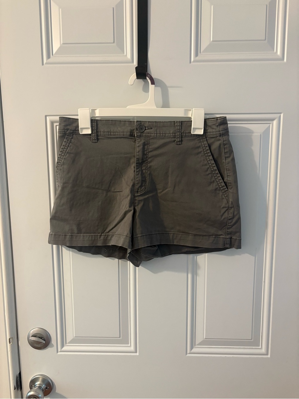 Classic Women's Chino Shorts in Gray